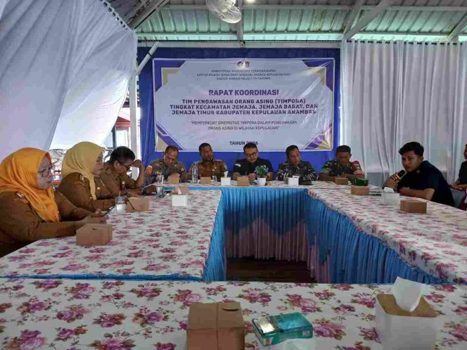 
					Camat Jemaja Timur Hadiri Rapat Koordinasi TIMPORA, Perkuat Sinergitas Pengawasan Orang Asing di Wilayah Kepulauan Anambas