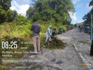 Jumat Bersih di Jalan Poros Kecamatan Jemaja Timur dalam Rangka Gerakan Indonesia ASRI