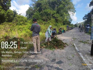 Jumat Bersih di Jalan Poros Kecamatan Jemaja Timur dalam Rangka Gerakan Indonesia ASRI