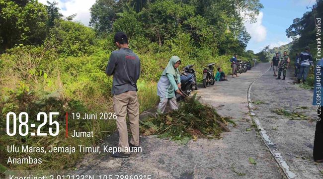 Jumat Bersih di Jalan Poros Kecamatan Jemaja Timur dalam Rangka Gerakan Indonesia ASRI