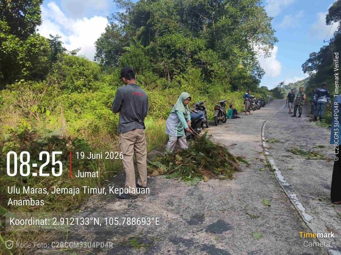 
					Jumat Bersih di Jalan Poros Kecamatan Jemaja Timur dalam Rangka Gerakan Indonesia ASRI