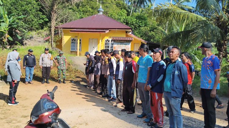 Jumat Bersih Gerakan Indonesia ASRI, Kecamatan Jemaja Timur Bersihkan Jalan Poros